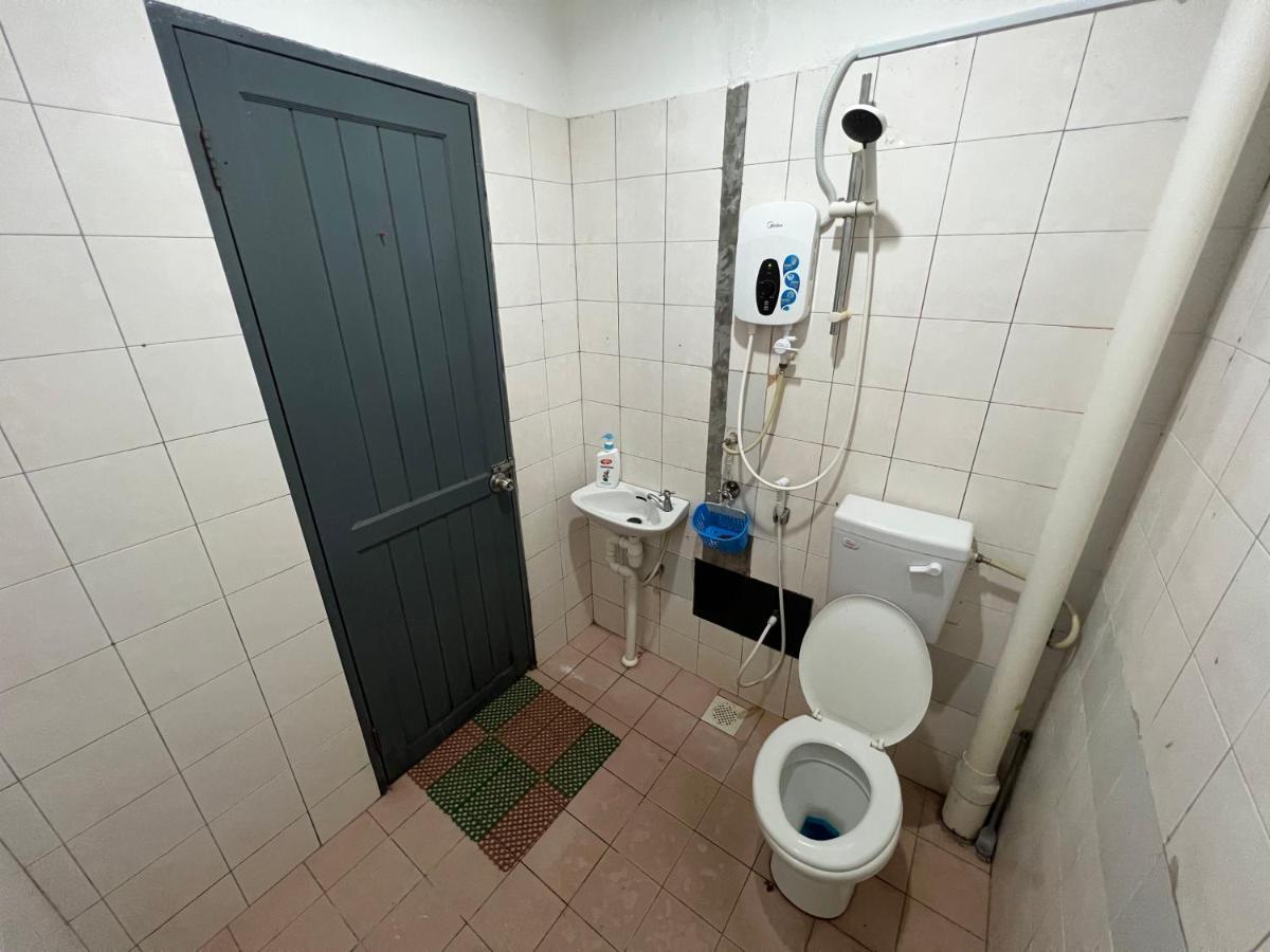 Hanif Homestay Kuching Exterior photo
