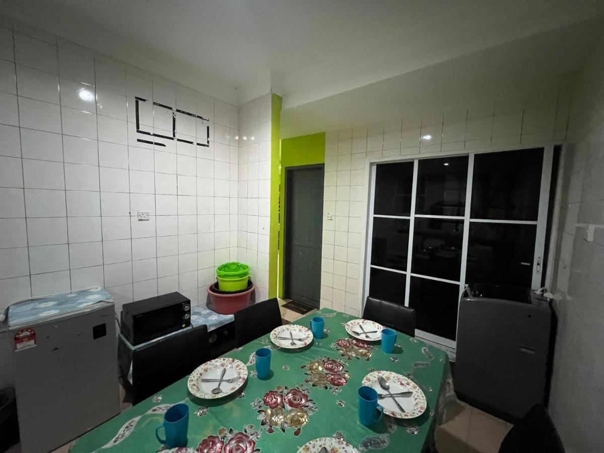Hanif Homestay Kuching Exterior photo